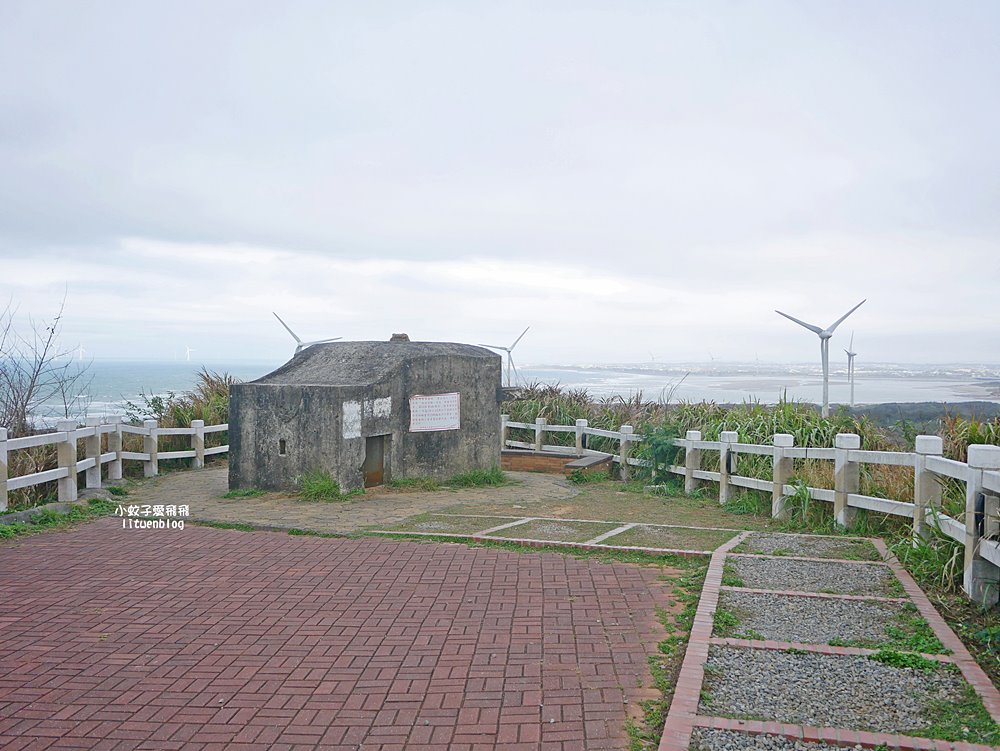 苗栗景點「後龍好望角風景區」海岸線、風力發電機、火車鐵道超遼闊無敵大景