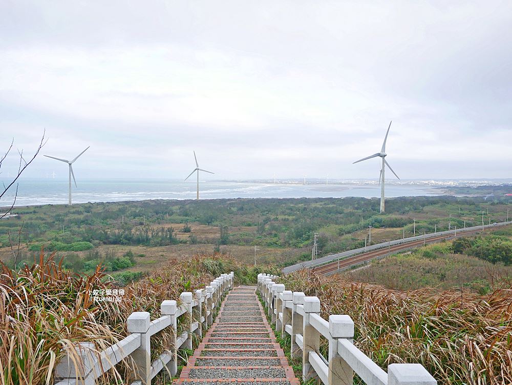 苗栗景點「後龍好望角風景區」海岸線、風力發電機、火車鐵道超遼闊無敵大景