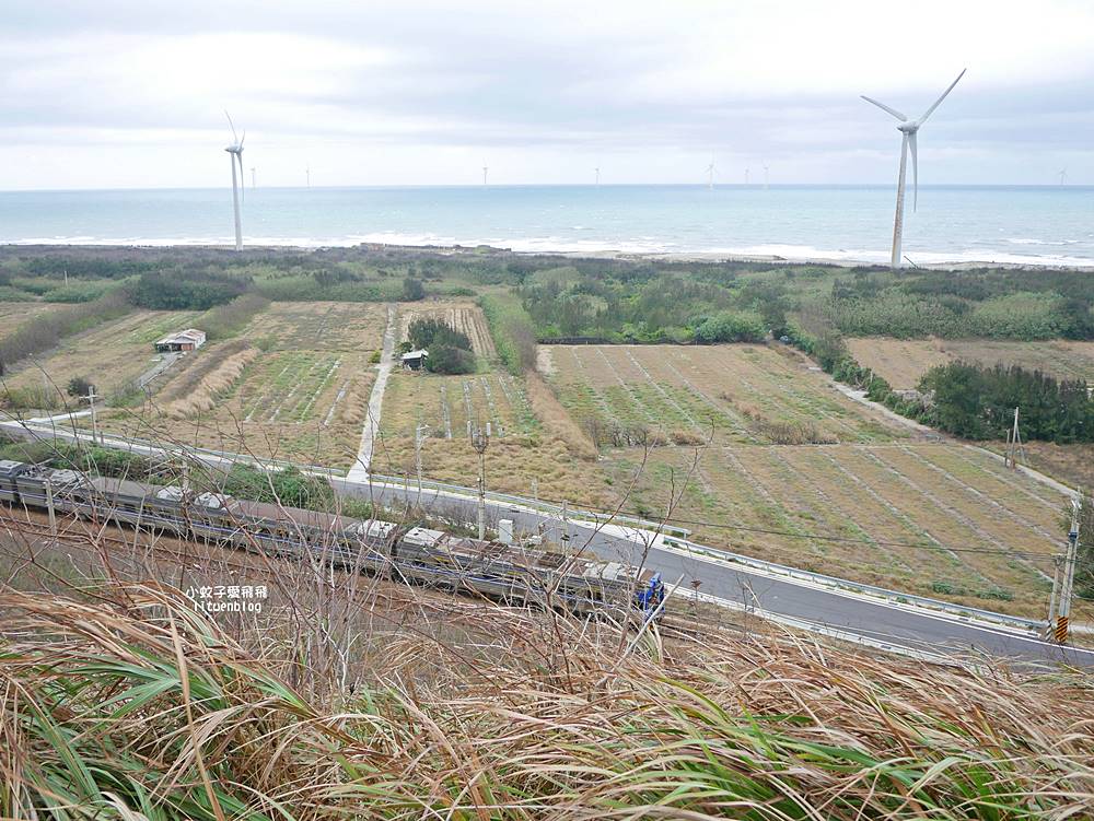 苗栗景點「後龍好望角風景區」海岸線、風力發電機、火車鐵道超遼闊無敵大景