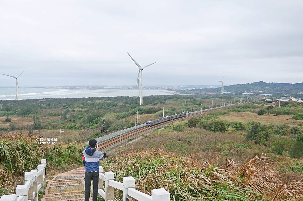 苗栗景點「後龍好望角風景區」海岸線、風力發電機、火車鐵道超遼闊無敵大景