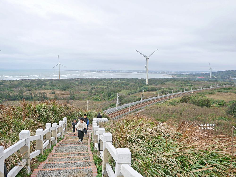 苗栗景點「後龍好望角風景區」海岸線、風力發電機、火車鐵道超遼闊無敵大景