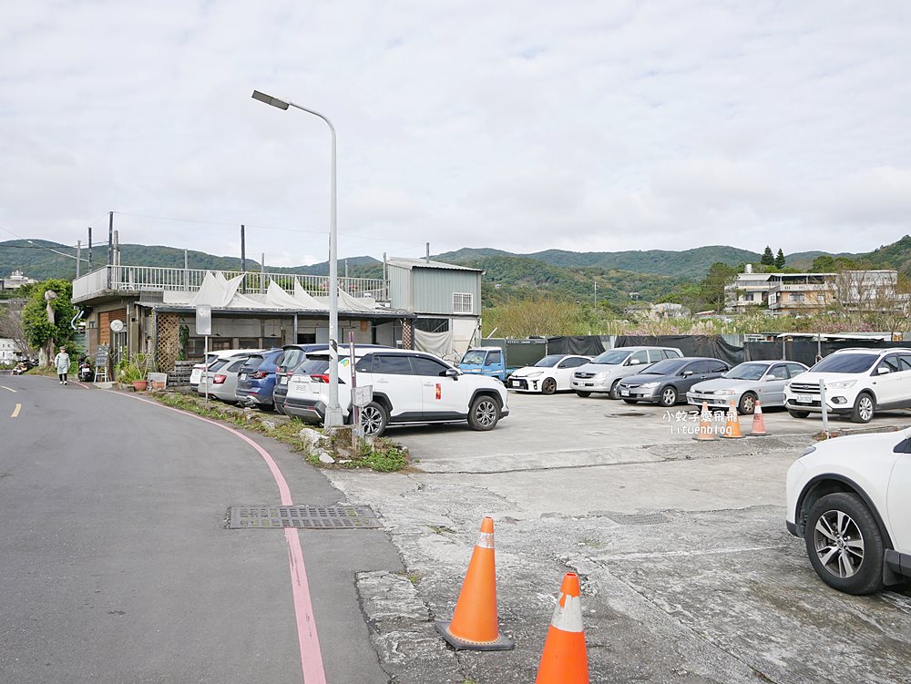 陽明山景點「鵝尾山水田｜鵝尾山水梯田木棧道」廣闊梯田稻浪棧橋，賞波斯菊櫻花