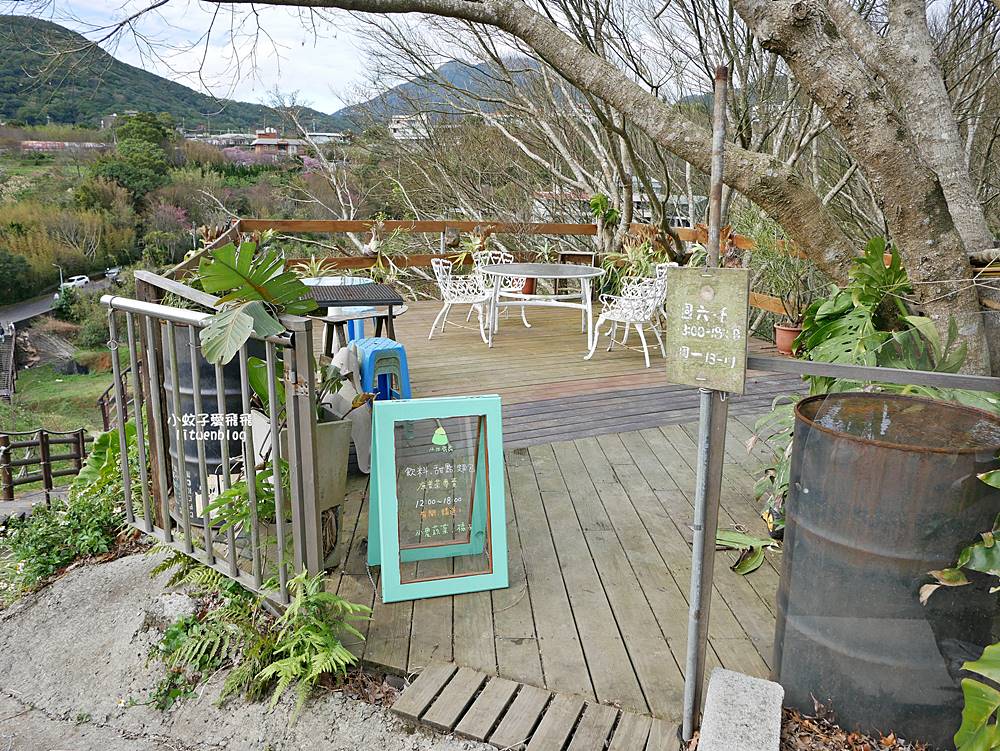 陽明山景點「鵝尾山水田｜鵝尾山水梯田木棧道」廣闊梯田稻浪棧橋，賞波斯菊櫻花