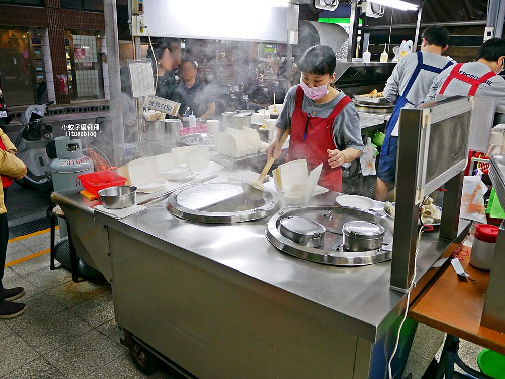 士林美食「阿堂鍋貼水餃」天母人推薦的排隊級鍋貼現包現煎