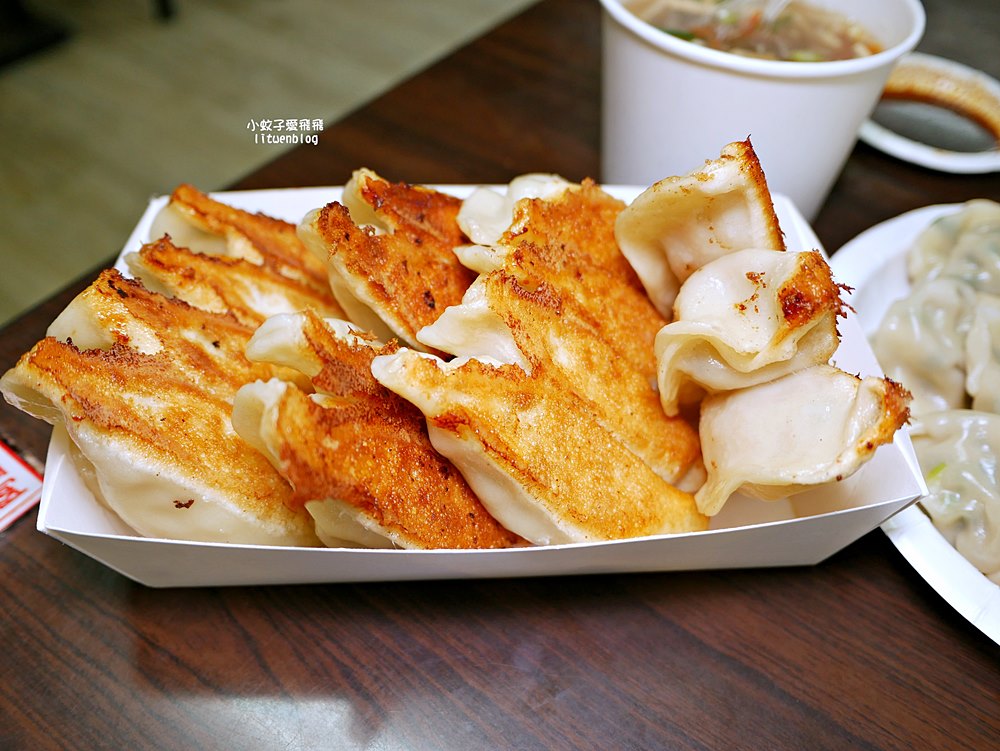 士林美食「阿堂鍋貼水餃」天母人推薦的排隊級鍋貼現包現煎