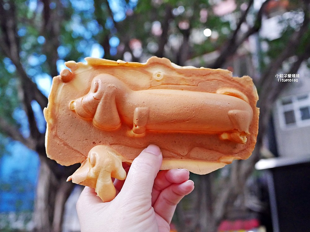 北投美食「腸腸小波雞蛋糕」臘腸狗貓掌狗骨頭造型雞蛋糕，外國觀光客也來買