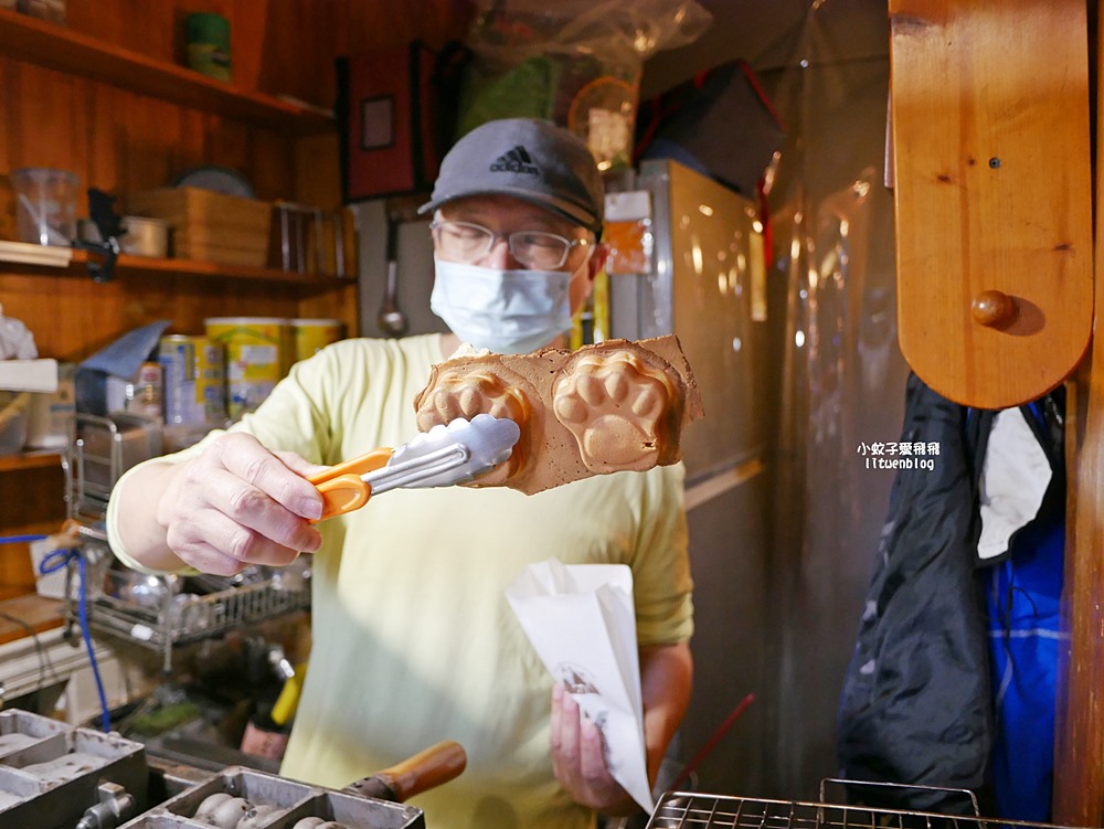 北投美食「腸腸小波雞蛋糕」臘腸狗貓掌狗骨頭造型雞蛋糕，外國觀光客也來買