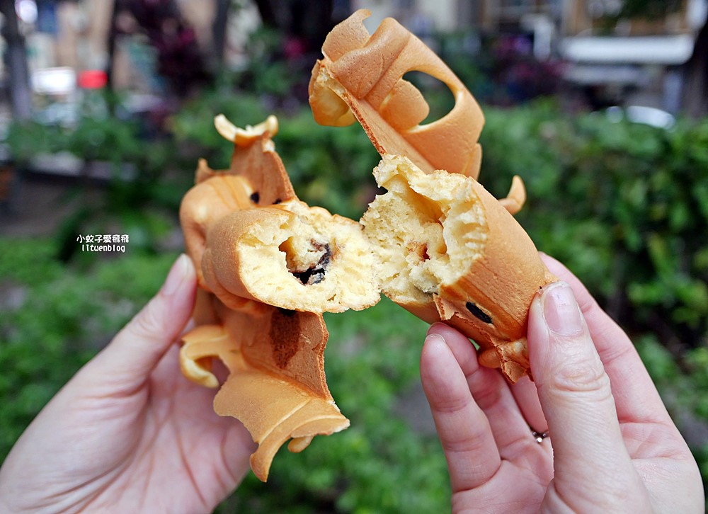 北投美食「腸腸小波雞蛋糕」臘腸狗貓掌狗骨頭造型雞蛋糕，外國觀光客也來買