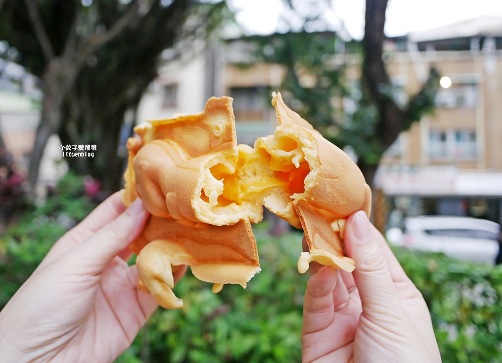 北投美食「腸腸小波雞蛋糕」臘腸狗貓掌狗骨頭造型雞蛋糕，外國觀光客也來買