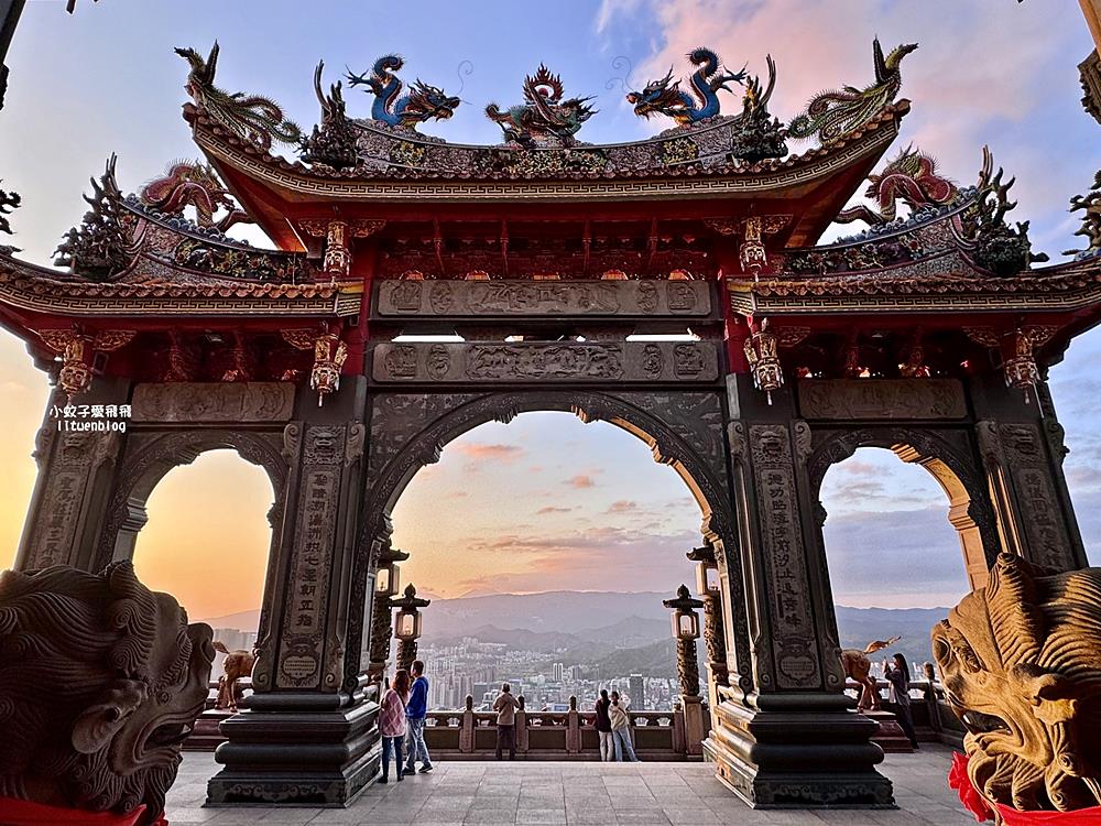 傳統宮廟也能拍出時尚大片！汐止聖德宮180度景觀，捕捉台北盆地黃金時刻