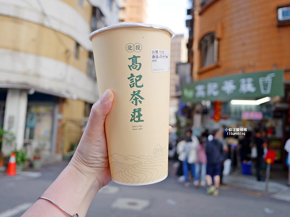 北投市場「北投高記茶莊總店」超人氣茶飲1公升裝才賣30元，袋裝最接地氣