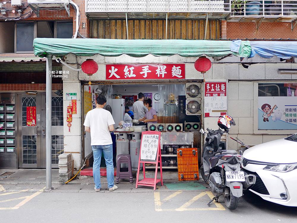 六張梨美食「火紅手桿麵」自製熬煮番茄醬&大骨湯，有勁道的手工麵條