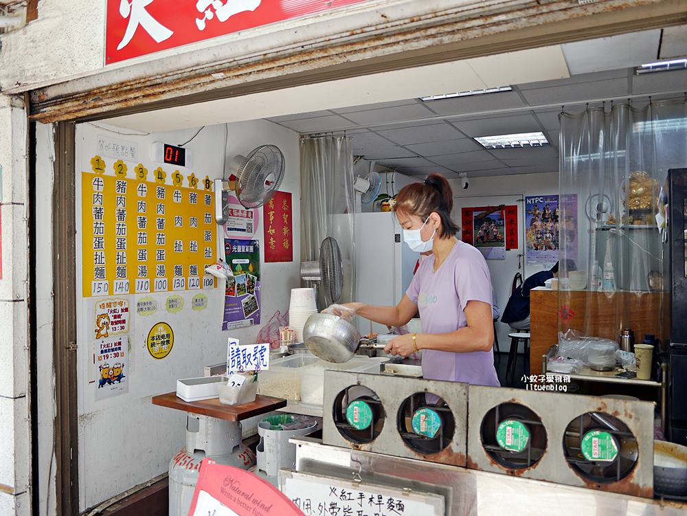 六張梨美食「火紅手桿麵」自製熬煮番茄醬&大骨湯,有勁道的手工麵條 六張梨美食「火紅手桿麵」自製熬煮番茄醬&大骨湯,有勁道的手工麵條
