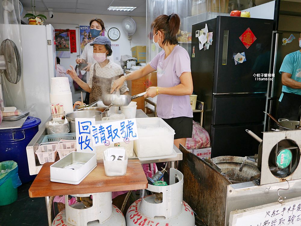 六張梨美食「火紅手桿麵」自製熬煮番茄醬&大骨湯,有勁道的手工麵條 六張梨美食「火紅手桿麵」自製熬煮番茄醬&大骨湯,有勁道的手工麵條
