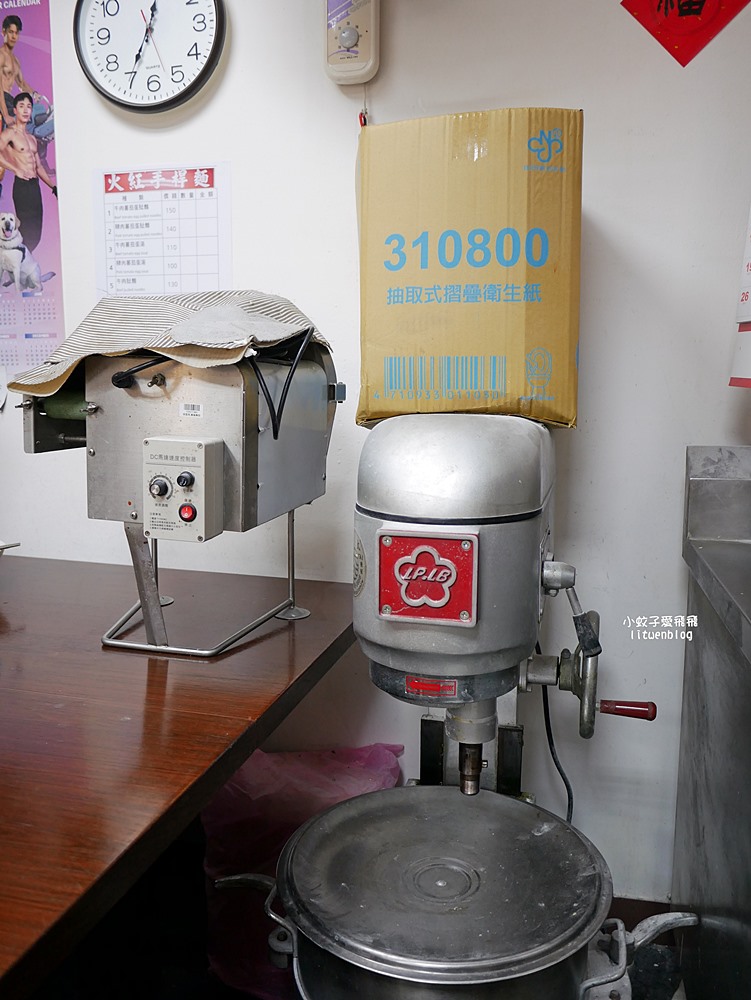 六張梨美食「火紅手桿麵」自製熬煮番茄醬&大骨湯,有勁道的手工麵條 六張梨美食「火紅手桿麵」自製熬煮番茄醬&大骨湯,有勁道的手工麵條