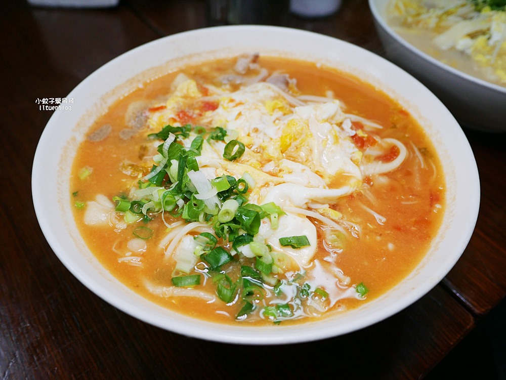 六張梨美食「火紅手桿麵」自製熬煮番茄醬&大骨湯,有勁道的手工麵條 六張梨美食「火紅手桿麵」自製熬煮番茄醬&大骨湯,有勁道的手工麵條