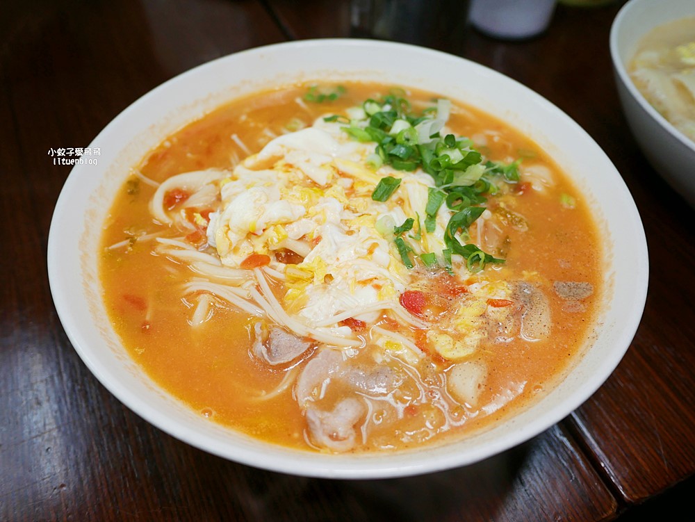 六張梨美食「火紅手桿麵」自製熬煮番茄醬&大骨湯,有勁道的手工麵條 六張梨美食「火紅手桿麵」自製熬煮番茄醬&大骨湯,有勁道的手工麵條