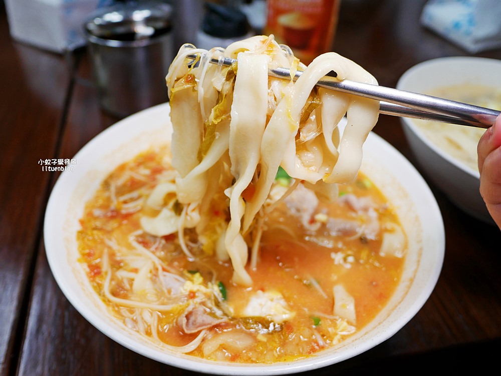 六張梨美食「火紅手桿麵」自製熬煮番茄醬&大骨湯,有勁道的手工麵條 六張梨美食「火紅手桿麵」自製熬煮番茄醬&大骨湯,有勁道的手工麵條