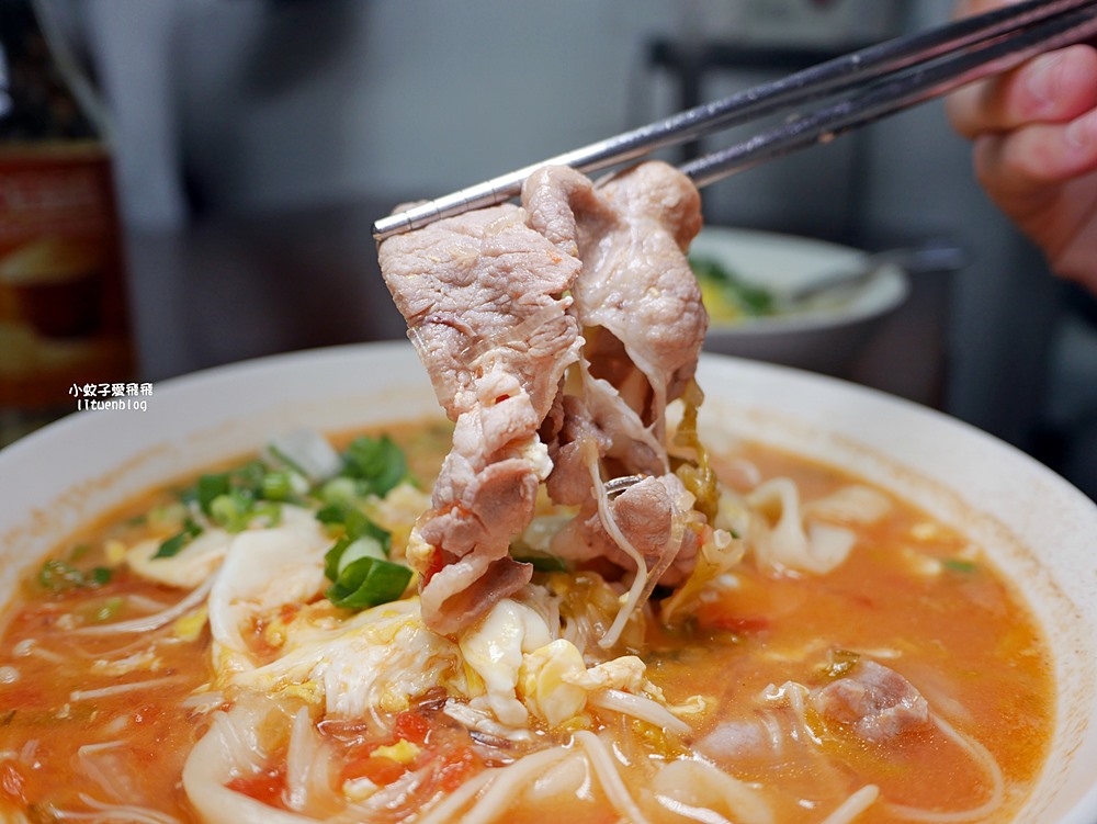 六張梨美食「火紅手桿麵」自製熬煮番茄醬&大骨湯,有勁道的手工麵條 六張梨美食「火紅手桿麵」自製熬煮番茄醬&大骨湯,有勁道的手工麵條