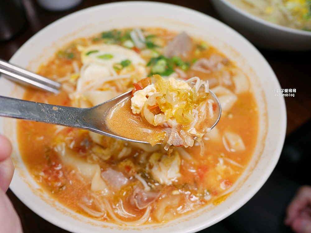 六張梨美食「火紅手桿麵」自製熬煮番茄醬&大骨湯，有勁道的手工麵條