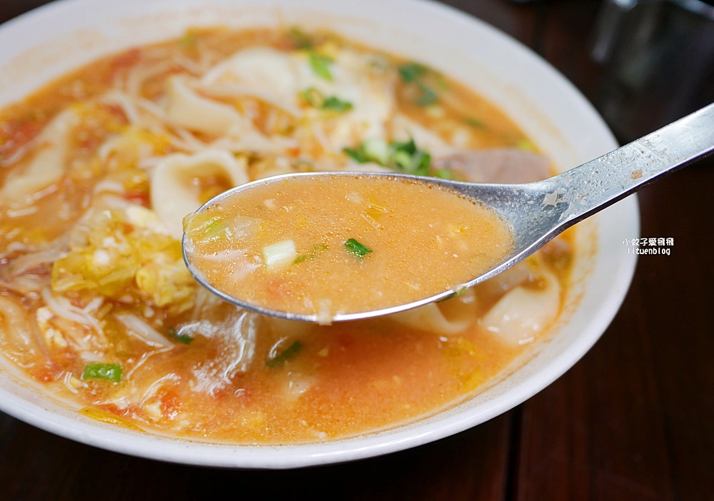 六張梨美食「火紅手桿麵」自製熬煮番茄醬&大骨湯,有勁道的手工麵條 六張梨美食「火紅手桿麵」自製熬煮番茄醬&大骨湯,有勁道的手工麵條