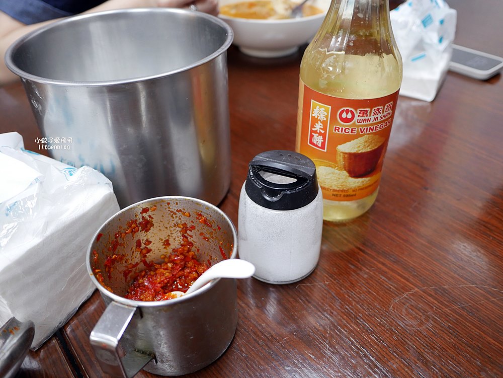 六張梨美食「火紅手桿麵」自製熬煮番茄醬&大骨湯,有勁道的手工麵條 六張梨美食「火紅手桿麵」自製熬煮番茄醬&大骨湯,有勁道的手工麵條