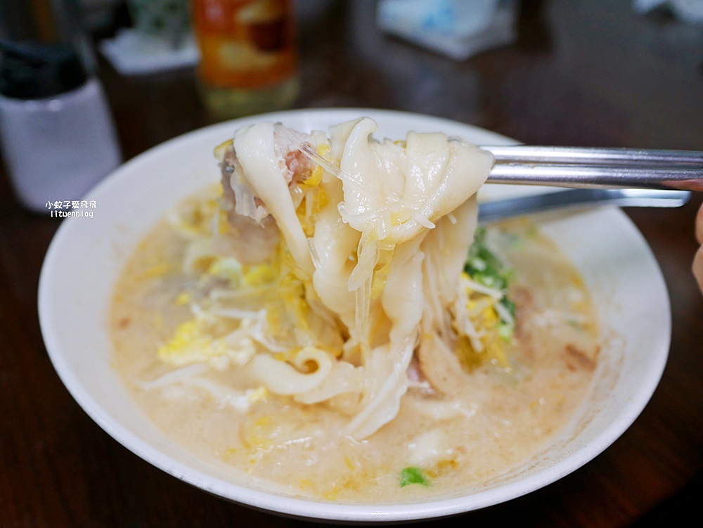 六張梨美食「火紅手桿麵」自製熬煮番茄醬&大骨湯，有勁道的手工麵條