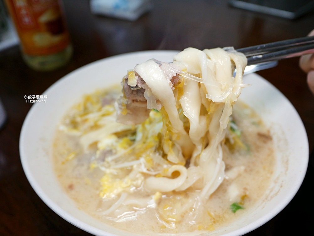 六張梨美食「火紅手桿麵」自製熬煮番茄醬&大骨湯,有勁道的手工麵條 六張梨美食「火紅手桿麵」自製熬煮番茄醬&大骨湯,有勁道的手工麵條