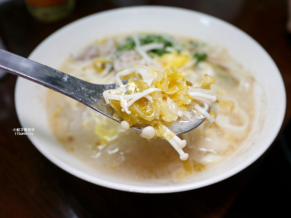 六張梨美食「火紅手桿麵」自製熬煮番茄醬&大骨湯，有勁道的手工麵條