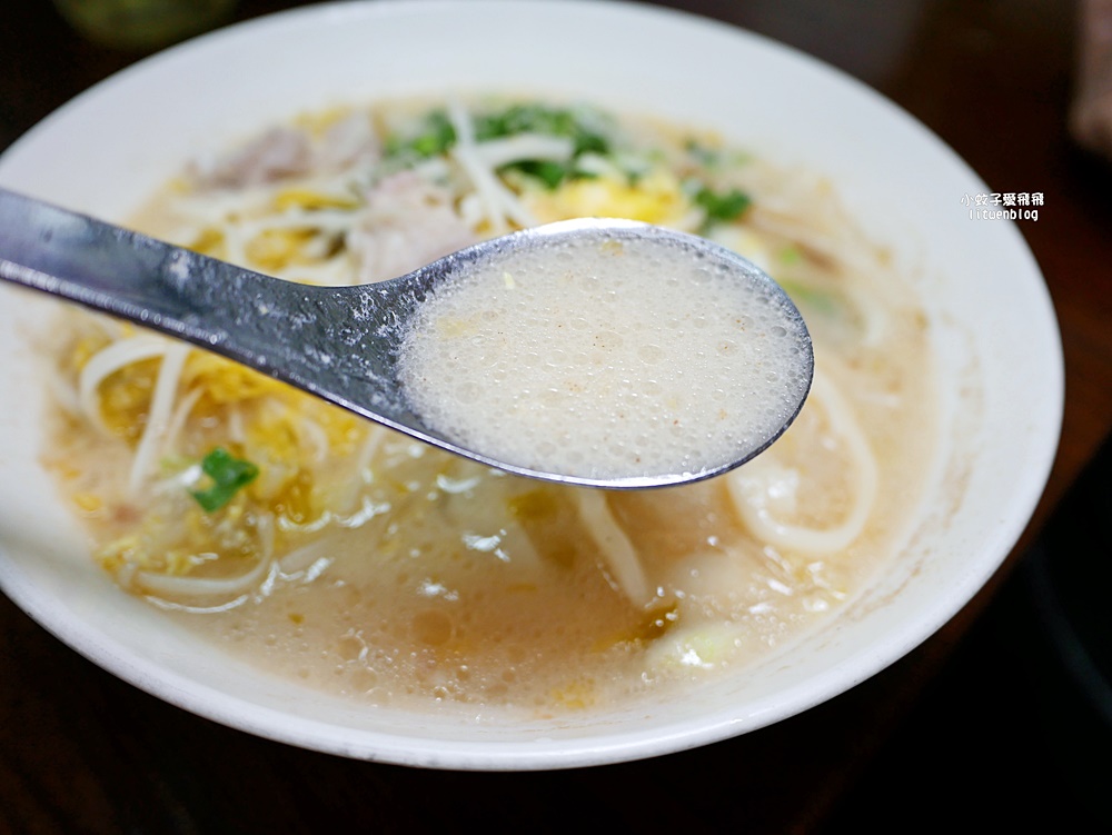 六張梨美食「火紅手桿麵」自製熬煮番茄醬&大骨湯,有勁道的手工麵條 六張梨美食「火紅手桿麵」自製熬煮番茄醬&大骨湯,有勁道的手工麵條