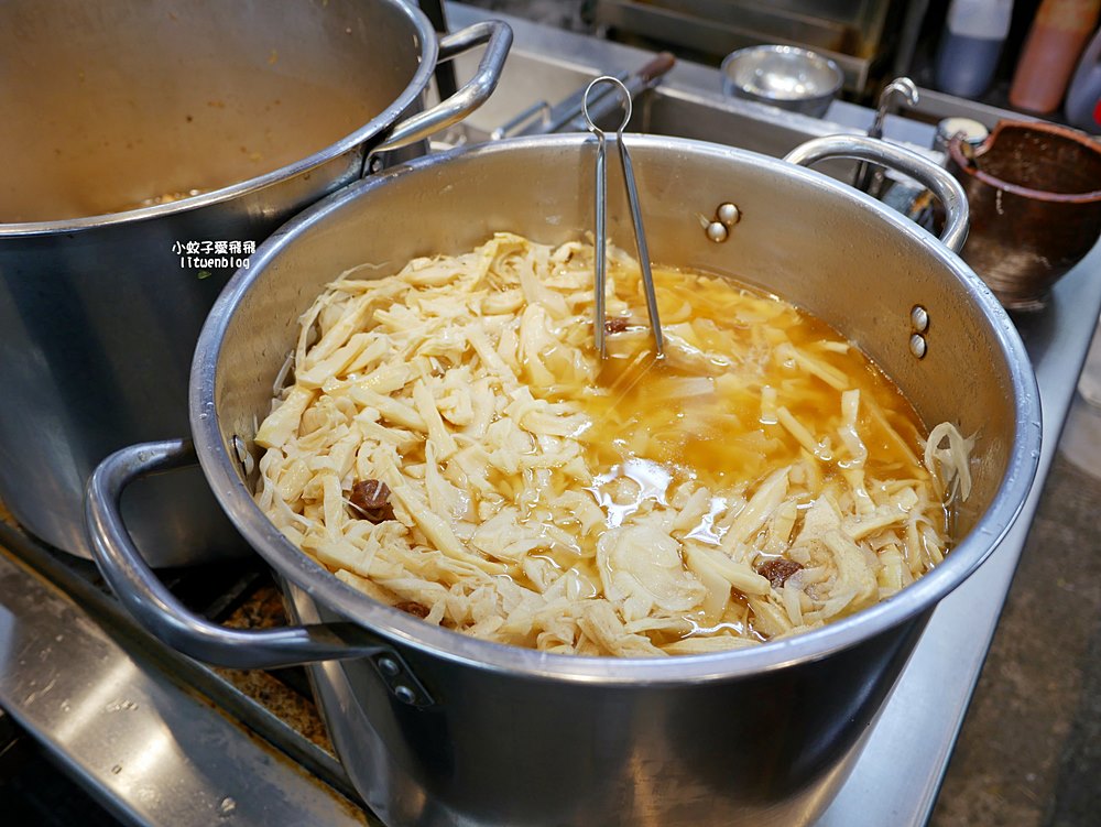 北投市場美食「矮仔財滷肉飯」近半世紀滋味，北投最夯黑金滷肉飯