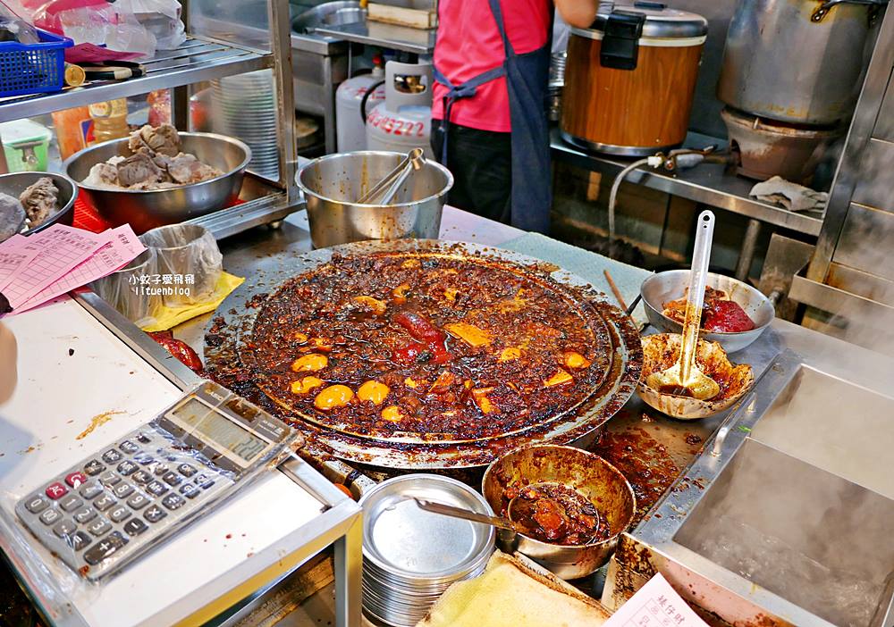 北投市場美食「矮仔財滷肉飯」近半世紀滋味，北投最夯黑金滷肉飯