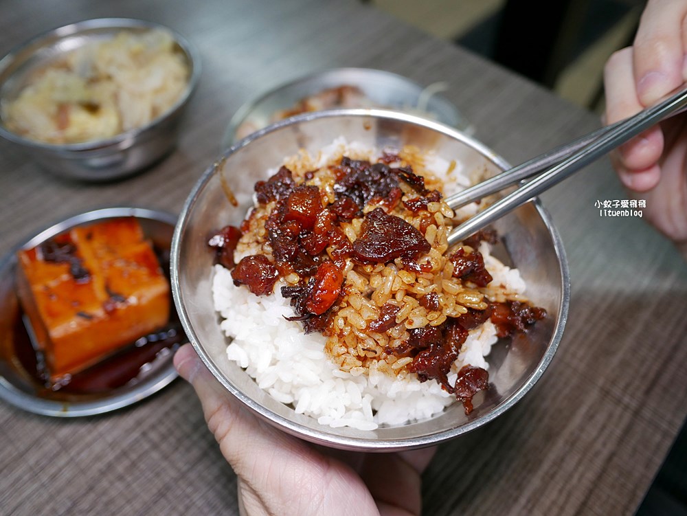 北投市場美食「矮仔財滷肉飯」近半世紀滋味，北投最夯黑金滷肉飯