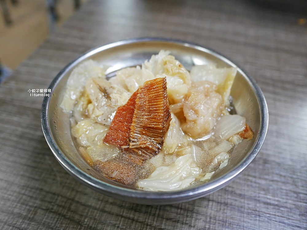 北投市場美食「矮仔財滷肉飯」近半世紀滋味，北投最夯黑金滷肉飯