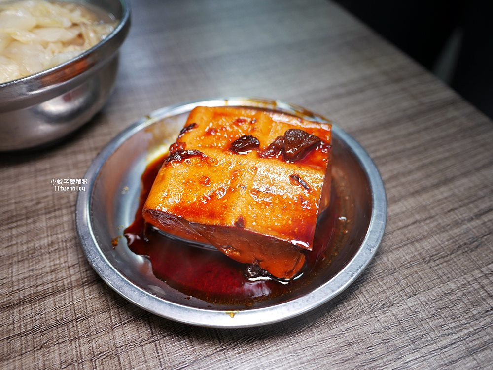 北投市場美食「矮仔財滷肉飯」近半世紀滋味，北投最夯黑金滷肉飯