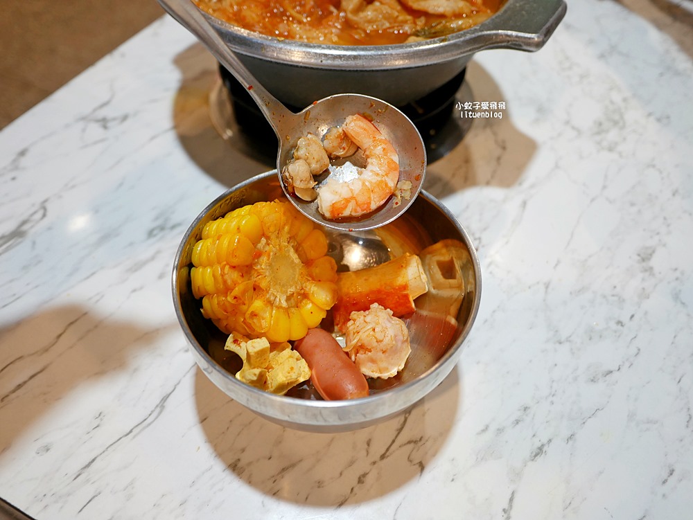 三峽北大火鍋「八鍋臭臭鍋、八鍋小火鍋北大店」19種湯頭+肉燥飯飲料冰淇淋吃到飽,三鶯線三峽站 三峽北大火鍋「八鍋臭臭鍋、八鍋小火鍋北大店」19種湯頭+肉燥飯飲料冰淇淋吃到飽,三鶯線三峽站