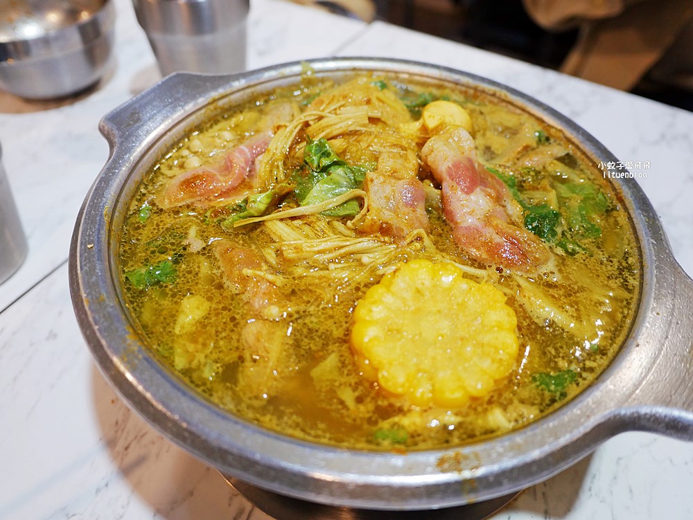 三峽北大火鍋「八鍋臭臭鍋、八鍋小火鍋北大店」19種湯頭+肉燥飯飲料冰淇淋吃到飽，三鶯線三峽站