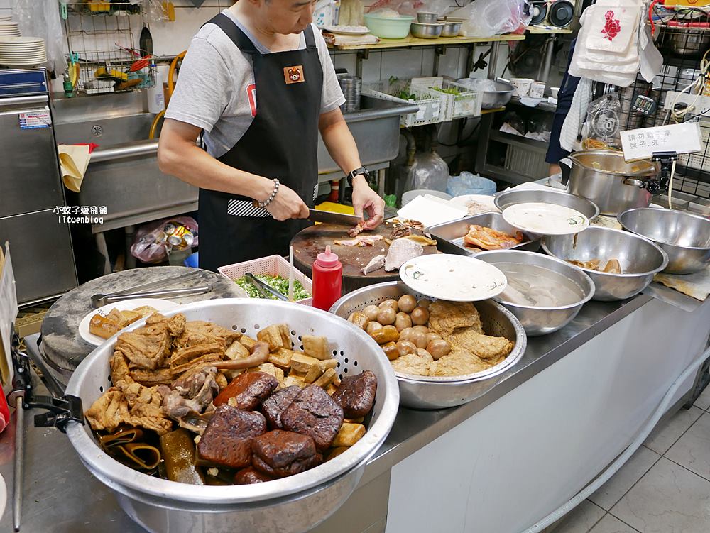 麟光站美食「阿輝鵝肉店」黎孝公園旁沒有招牌的人氣鵝肉小吃