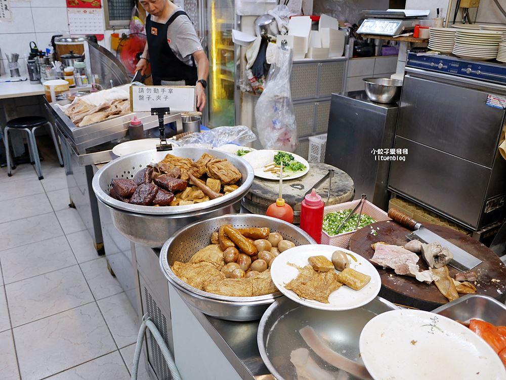 麟光站美食「阿輝鵝肉店」黎孝公園旁沒有招牌的人氣鵝肉小吃