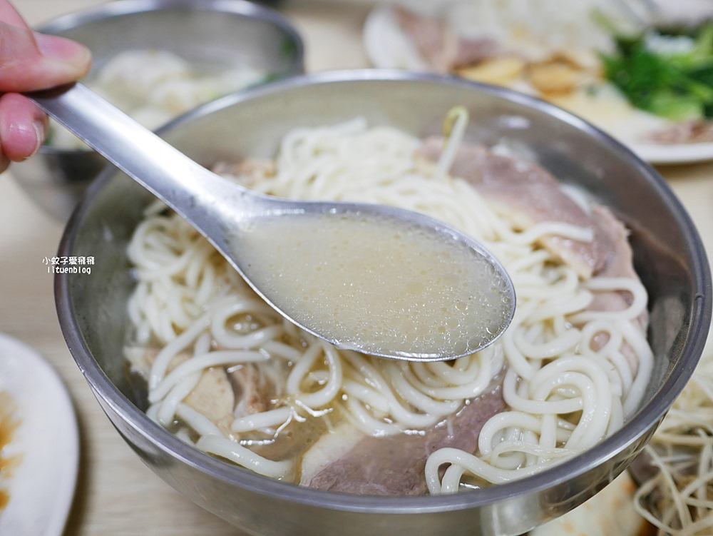 麟光站美食「阿輝鵝肉店」黎孝公園旁沒有招牌的人氣鵝肉小吃