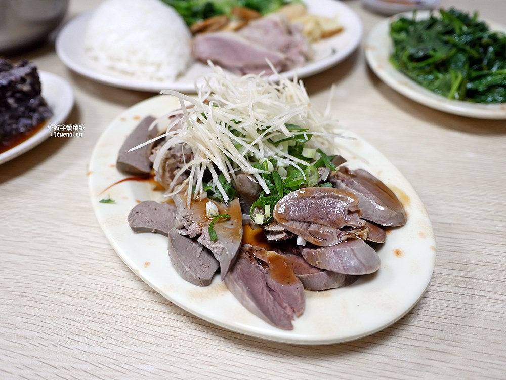 麟光站美食「阿輝鵝肉店」黎孝公園旁沒有招牌的人氣鵝肉小吃