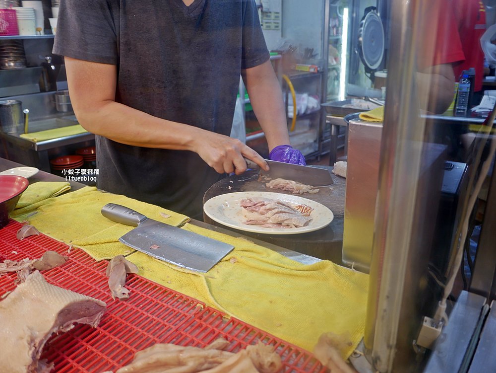 萬芳醫院站美食「三福傳統鵝肉店」百元有找鵝肉飯，藥膳鵝湯免費無限喝