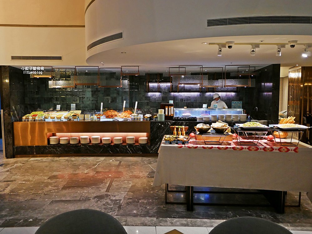 茹曦酒店SUNNY BUFFET自助餐廳首創手工披薩內用再加贈一份，還能免費外帶！