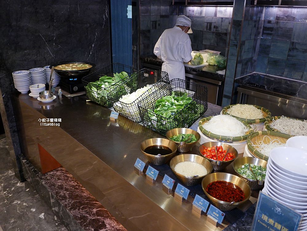 茹曦酒店SUNNY BUFFET自助餐廳首創手工披薩內用再加贈一份，還能免費外帶！