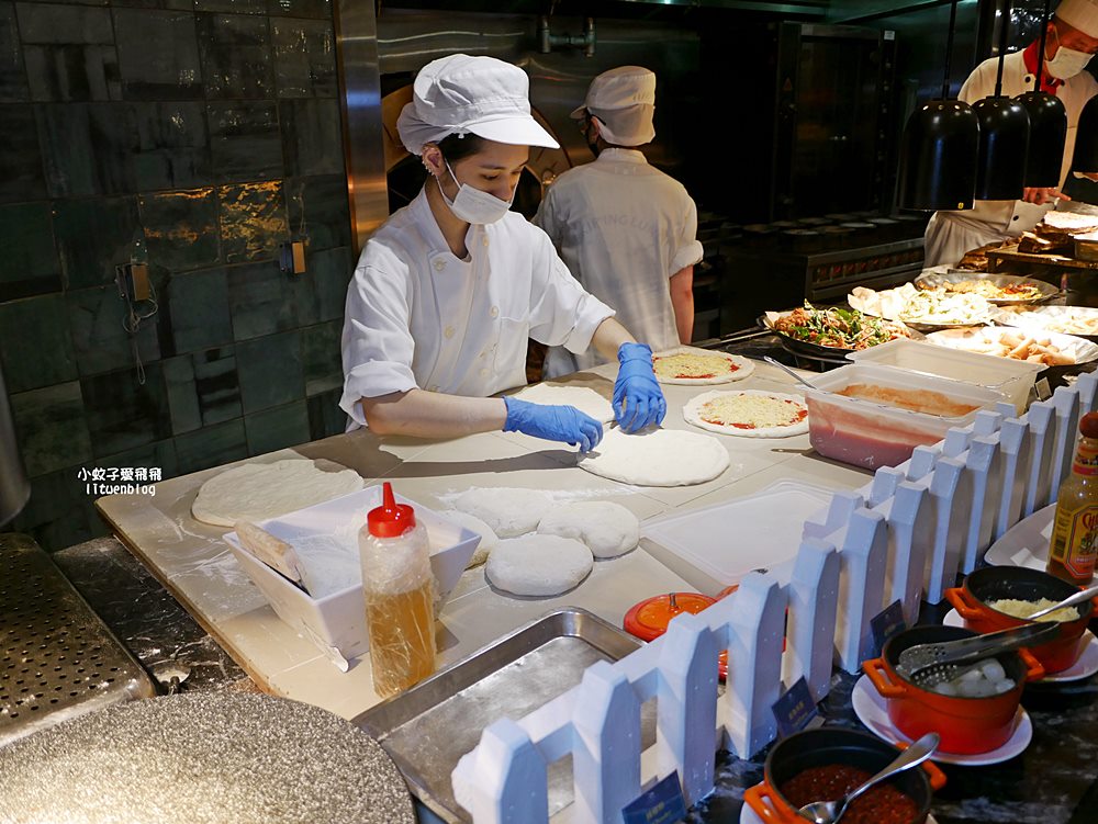 茹曦酒店SUNNY BUFFET自助餐廳首創手工披薩內用再加贈一份，還能免費外帶！