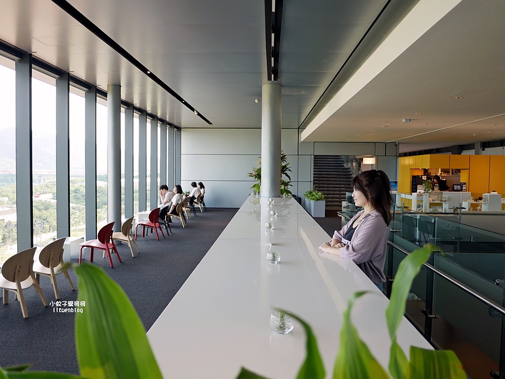 鶯歌咖啡「光盒子Lumi Lounge」不限時賞三鶯線橫越大漢溪無敵景觀