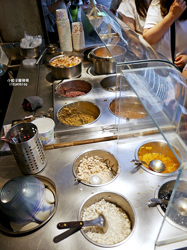 華陰街美食「阿斌芋圓」45元五種配料，在地人與外國觀光客都推薦