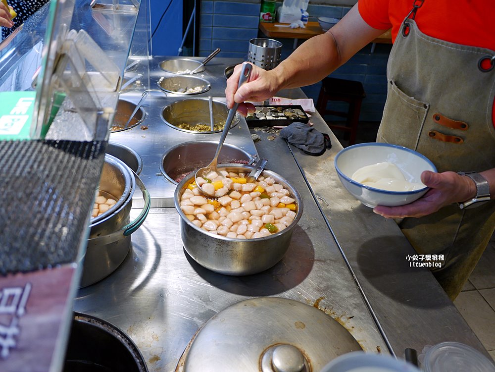 華陰街美食「阿斌芋圓」45元五種配料，在地人與外國觀光客都推薦