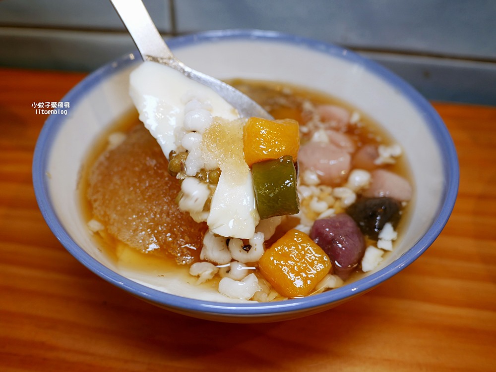 華陰街美食「阿斌芋圓」45元五種配料，在地人與外國觀光客都推薦