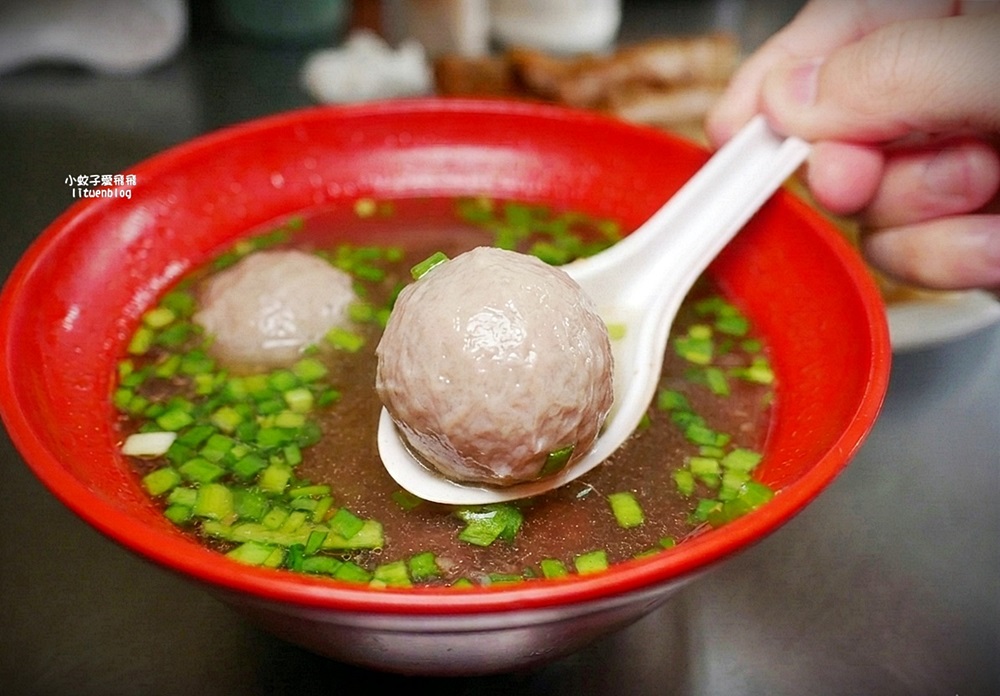 鶯歌美食「林鬍鬚排骨便當」在地人一致推薦古早味排骨飯，三鶯線鶯桃福德站